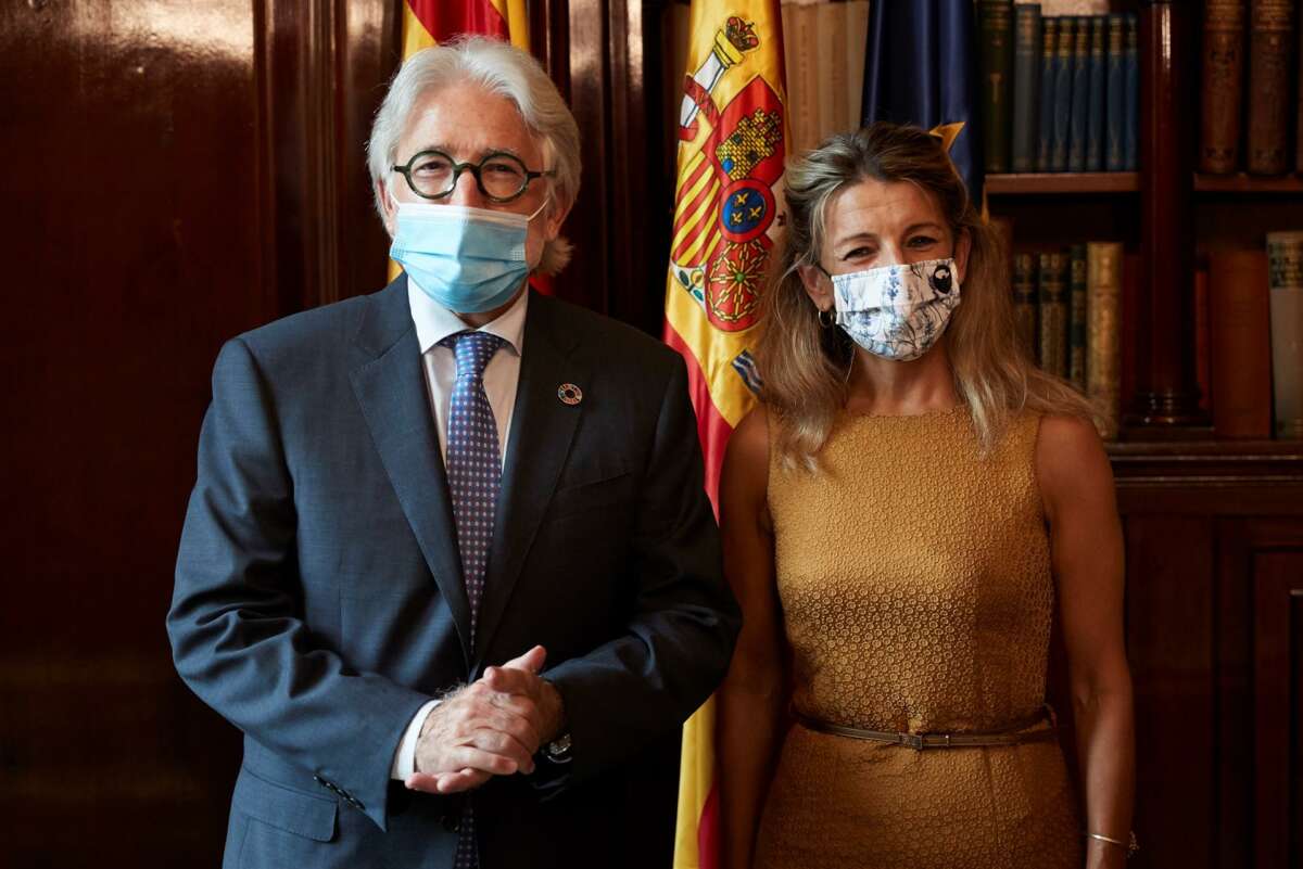 GRAFCAT7163. BARCELONA (ESPAÑA), 09/09/2021.- La vicepresidenta segunda y ministra de Trabajo y Economía Social, Yolanda Díaz (d), junto al presidente de Foment Josep Sánchez Llibre en la sede de Foment del Treball donde se ha reunido con representantes de la junta directiva. EFE/Alejandro García
