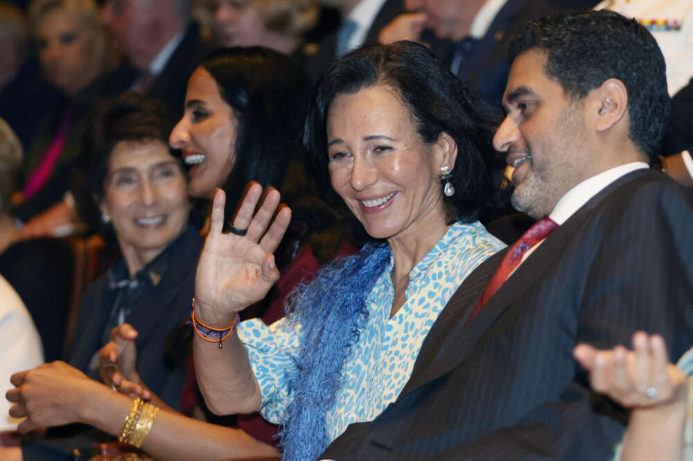 MADRID, 20/06/2023.- La presidenta del Banco Santander, Ana Botín (c), durante la ceremonia y concierto de clausura del curso académico 2022-2023 de la Escuela Superior de Música Reina Sofía, este martes en el Museo Nacional Centro de Arte Reina Sofía en Madrid. EFE/ Mariscal