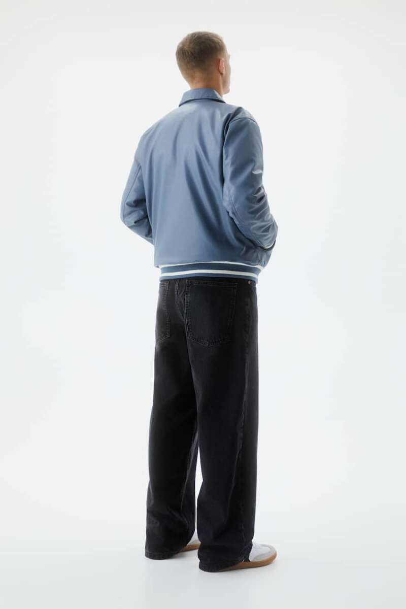 La chaqueta efecto piel azul estilo americano de Pull&Bear