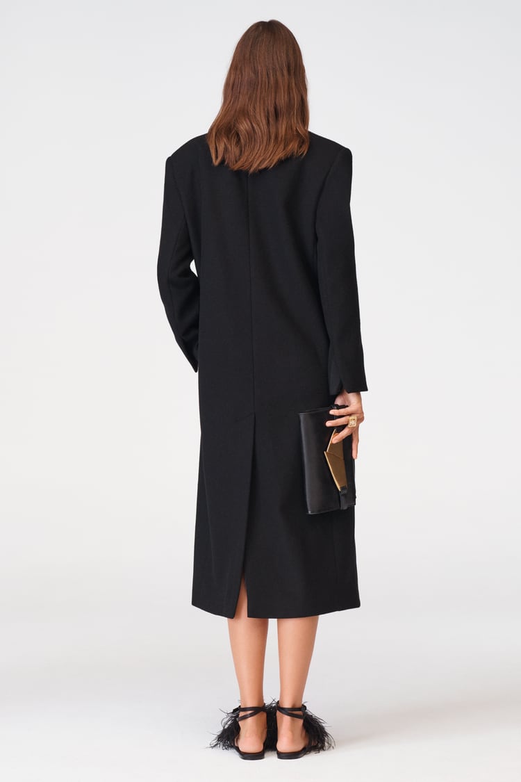 El abrigo de lana negro de Zara