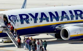 Varios viajeros embarcan de un avión de la compañía aérea Ryanair. EFE/David Borrat.