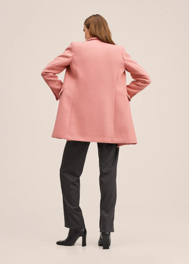 El abrigo de lana rosa de Mango Outlet