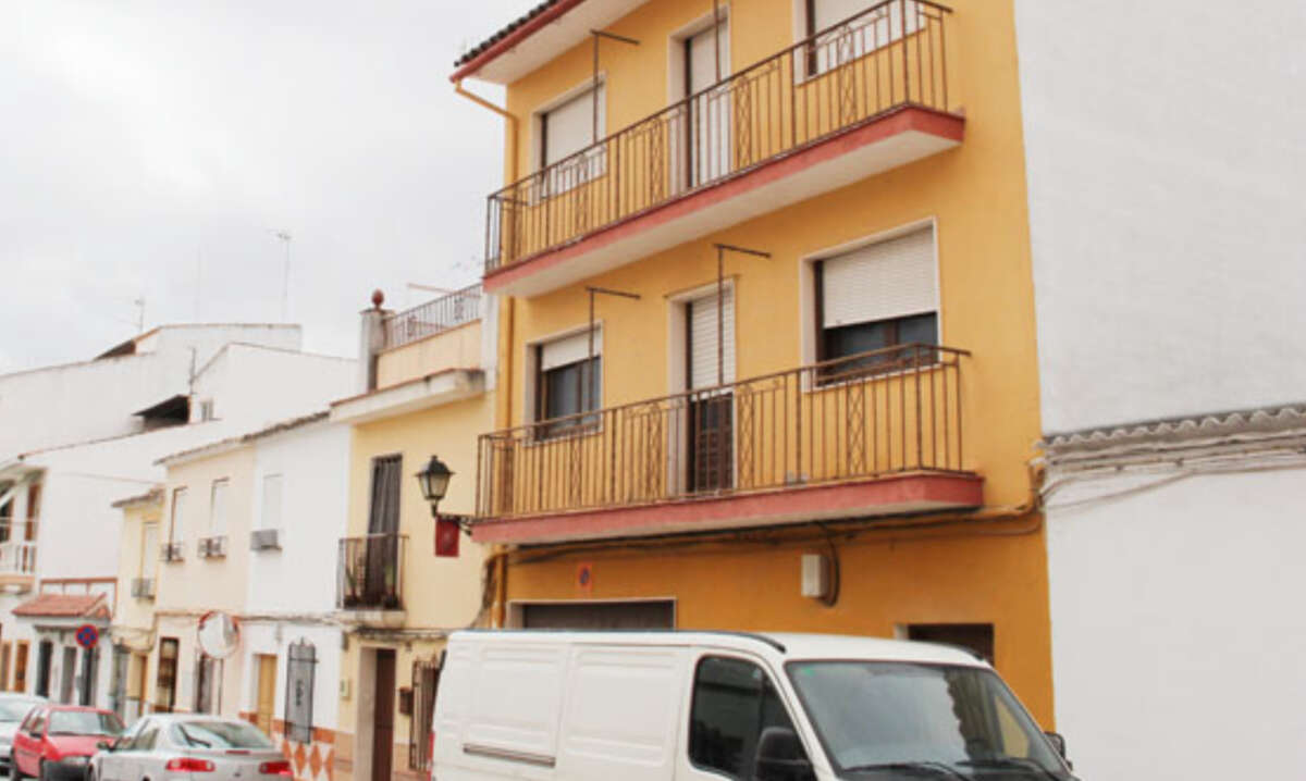 Destacan los acabados de las ventanas, puertas y suelos del piso localizado en Moriles. Foto: Diglo.