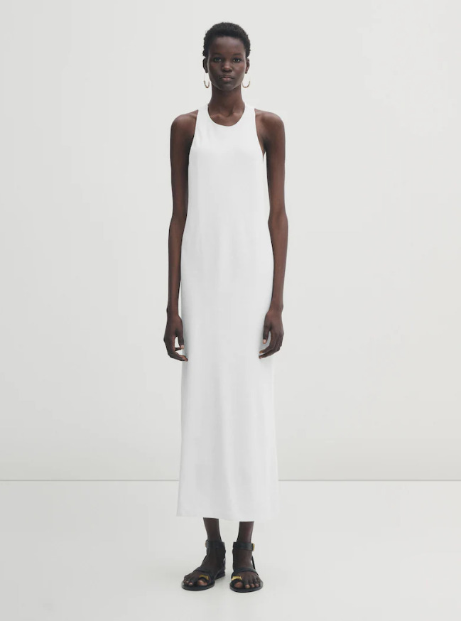 El vestido largo blanco de espalda semiabierta de Massimo Dutti