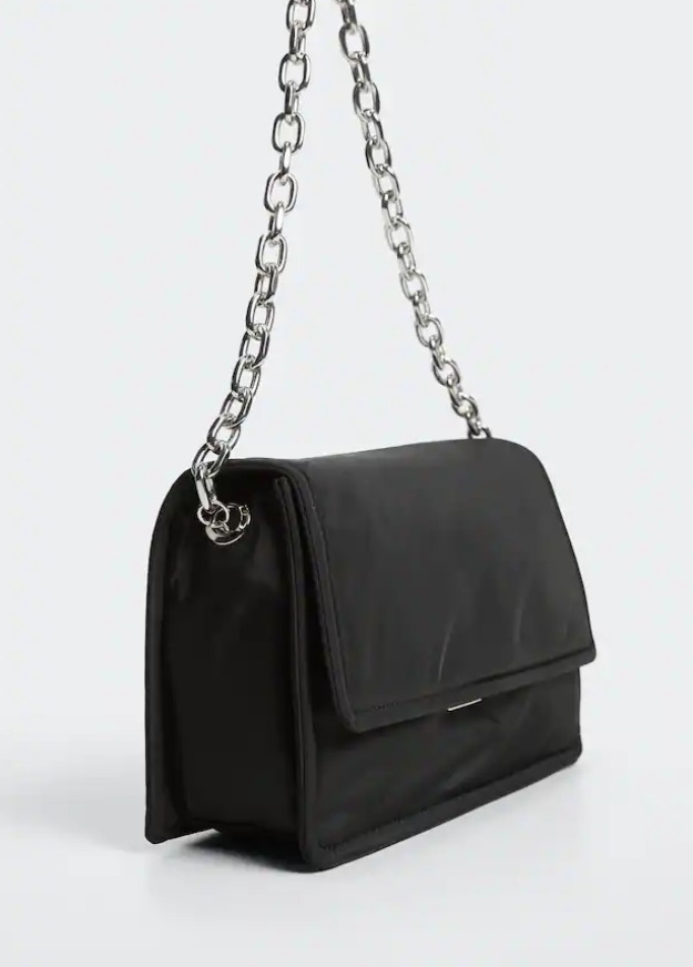 El bolso de asa corta de cadena en color negro de Mango Outlet