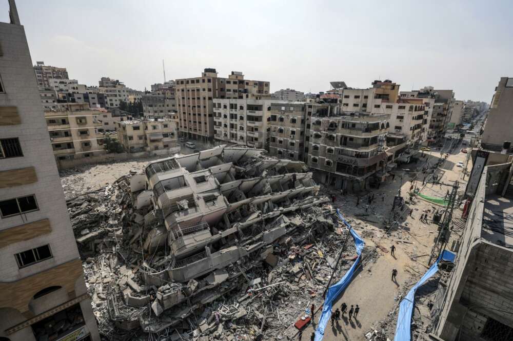 Edificio destruido por la aviacón israelí en Gaza. Foto EFE/EPA/MOHAMMED SABER
