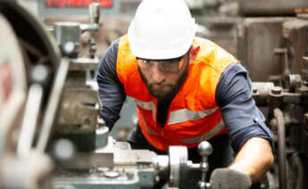 Operador trabajando en una fábrica. Foto Pixabay