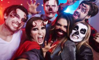Varios adultos disfrazados en una fiesta de Halloween