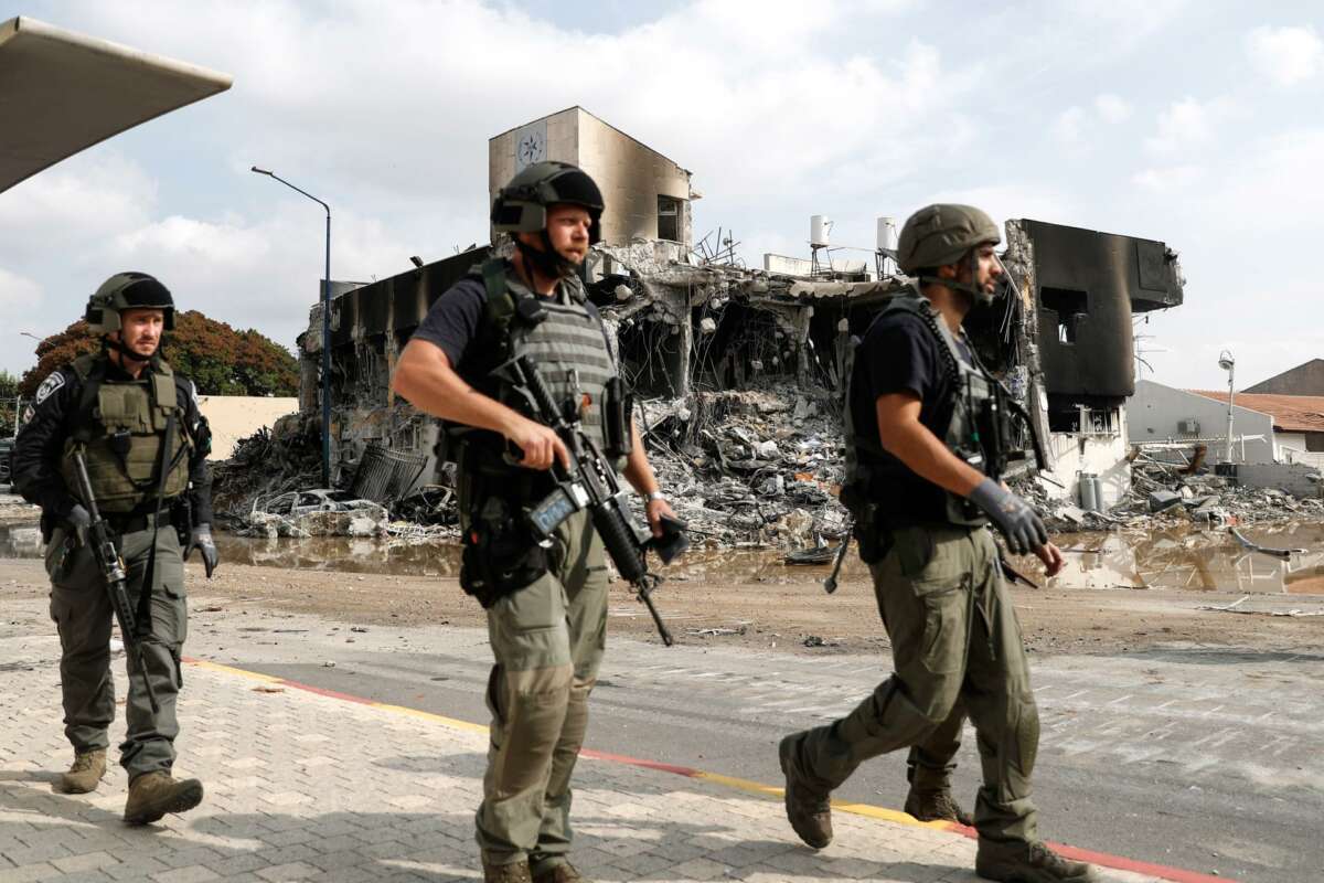 Militares israelíes patrullan en la ciudad de Sderot. Foto FE/EPA/ATEF SAFADI