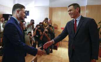 Pedro Sánchez saluda a Gabriel Rufián antes de su reunión. Foto Javier Lizón-EFE