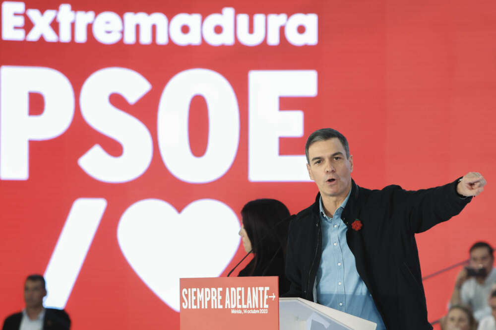 MÉRIDA, 14/10/2023.-El secretario general del PSOE y presidente del Gobierno en funciones, Pedro Sánchez, interviene este sábado en un acto político del PSOE de Extremadura en Mérida. EFE/ Jero Morales