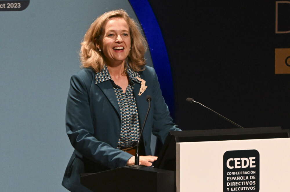 GRANADA, 26/10/2023.- La vicepresidenta del Gobierno en funciones, Nadia Calviño, durante su intervención en el acto de clausura del XXII Congreso de la Confederación Española de Directivos y Ejecutivos (CEDE), con los principales líderes empresariales del país, este jueves en Granada. EFE/Miguel A. Molina.