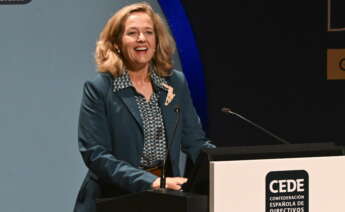 GRANADA, 26/10/2023.- La vicepresidenta del Gobierno en funciones, Nadia Calviño, durante su intervención en el acto de clausura del XXII Congreso de la Confederación Española de Directivos y Ejecutivos (CEDE), con los principales líderes empresariales del país, este jueves en Granada. EFE/Miguel A. Molina.