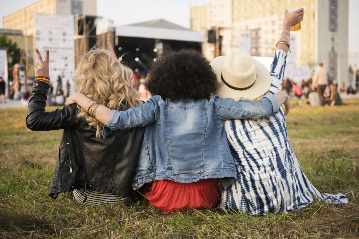 Los jóvenes pueden disfrutar de festivales musicales con el bono joven cultural. Imagen: Freepik.