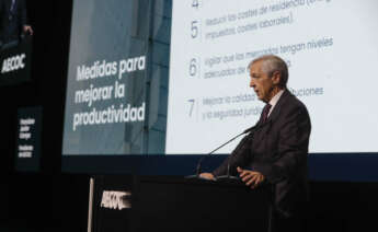 ZARAGOZA, 25/10/2023.- El presidente de AECOC, Francisco Javier Campo, pronuncia la ponencia "El gran consumo ante un escenario incierto" este miércoles en el marco del 38º Congreso AECOCO de Gran Consumo en Zaragoza. EFE/ Javier Cebollada