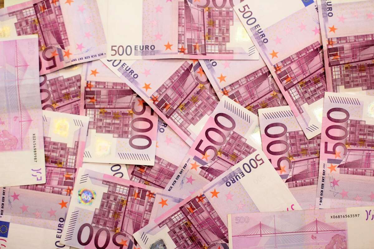 El banco comunica a Hacienda los ingresos realizados con billetes de 500 euros. Foto: Freepik.