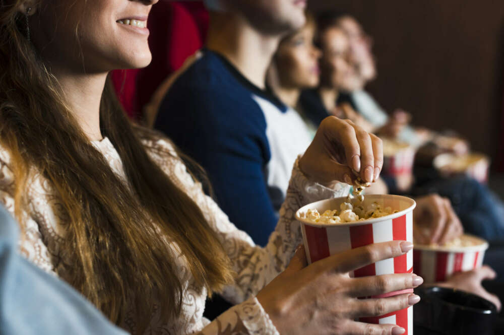 Los jóvenes mayores de 18 años pueden gastar 200 euros para el cine, entre otros. Imagen: Freepik.