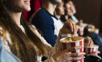 Los jóvenes mayores de 18 años pueden gastar 200 euros para el cine, entre otros. Imagen: Freepik.