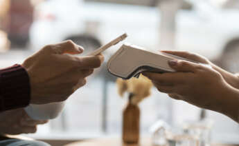 Una de cada cuatro compras con tarjetas de Caixabank se realiza a través del móvil. Imagen: Freepik.