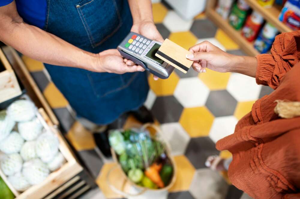 Con la tarjeta PASS los usuarios pueden pagar a débito y crédito, así como obtener financiación. Foto: Freepik.