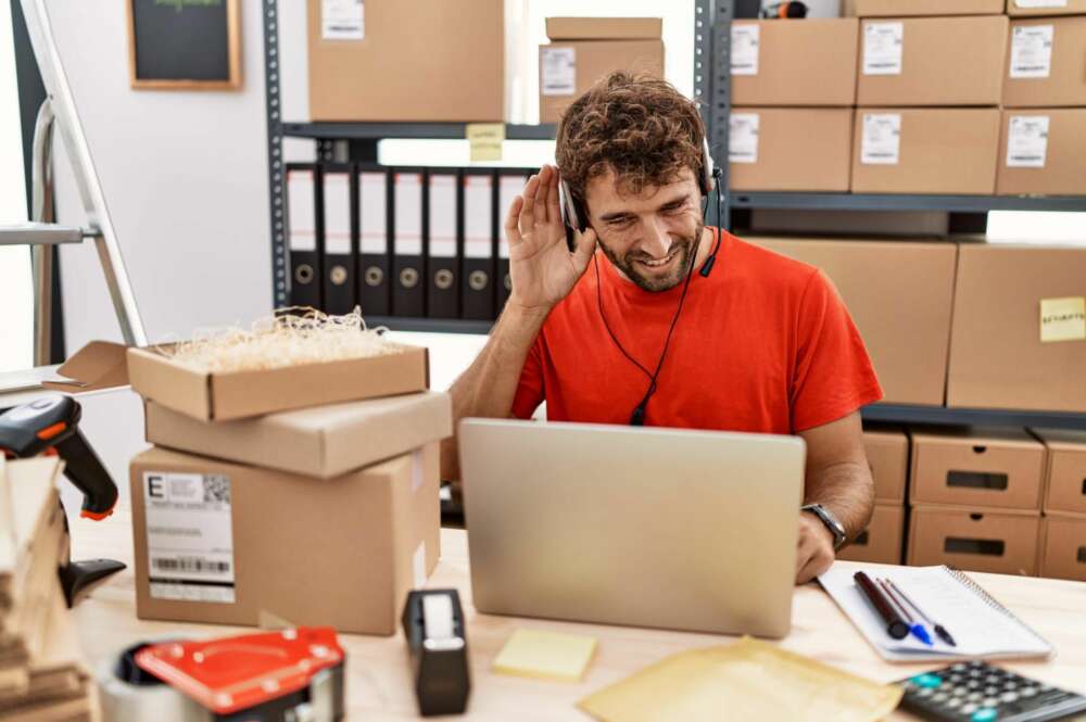 Los estafadores materializan la estafa a través de una llamada telefónica o un mensaje SMS. Foto: Freepik.