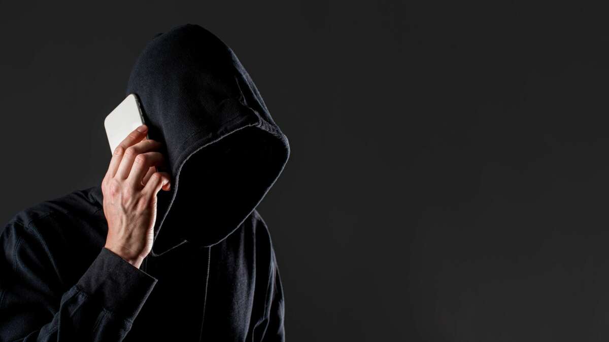 Los ciberdelincuentes se hacen pasar por proveedores o empresas de logística. Foto: Freepik.
