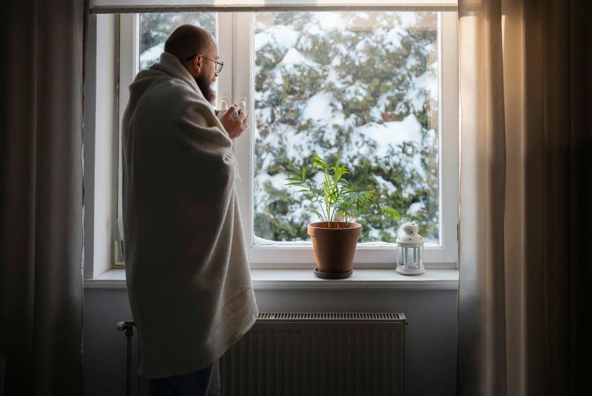 Uno de los puntos por donde acostumbra a colarse el frío es la ventana Foto: Freepik.
