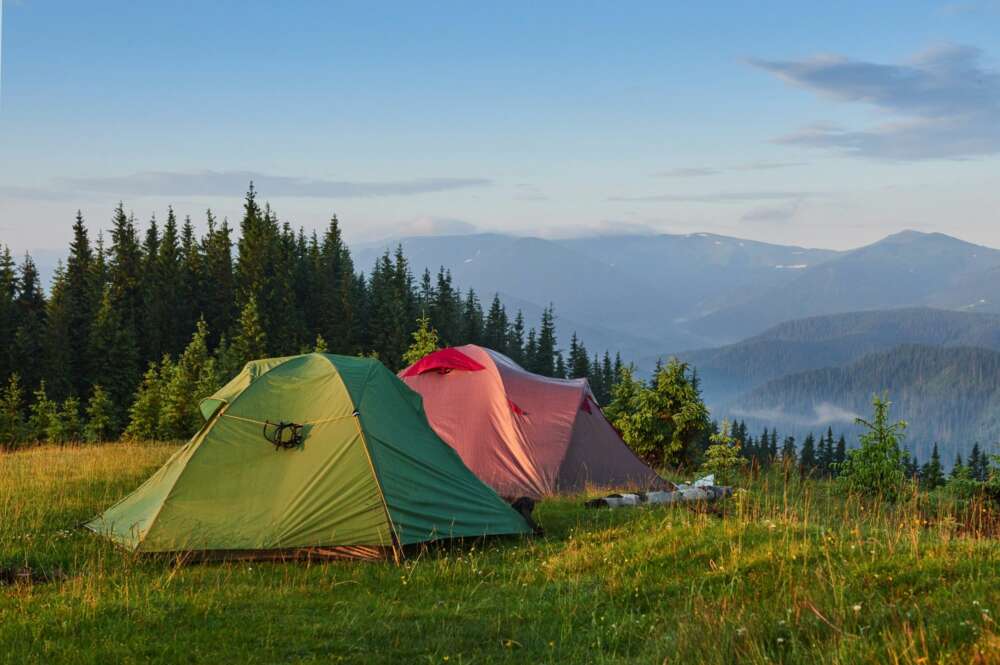Unas personas acampan en un camping. Foto: Freepik.