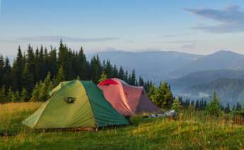 Unas personas acampan en un camping. Foto: Freepik.
