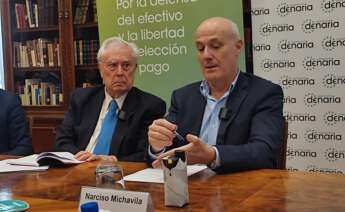 Javier Rupérez, presidente de Denaria, y Narciso Michavila, al frente de la consultora GAD3, el martes en Madrid en la presentación de una encuesta sobre el dinero en efectivo.