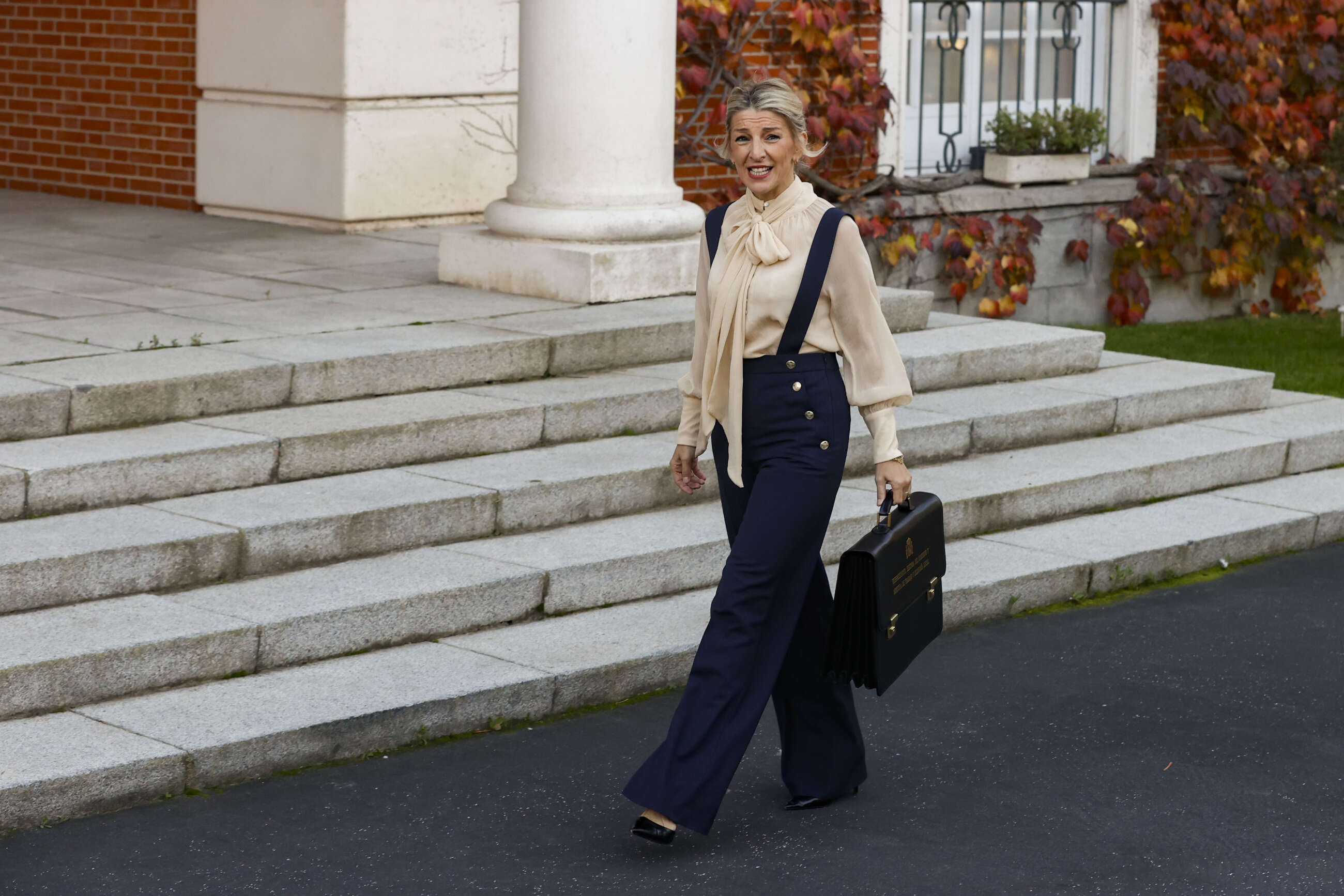 MADRID, 22/11/2023.- La vicepresidenta segunda y Ministra de Trabajo y Economía Social, Yolanda Díaz, a su llegada ese miércoles al Palacio de La Moncloa para asistir al primer Consejo de Ministros del nuevo gabinete de Pedro Sánchez. EFE/Juan Carlos Hidalgo