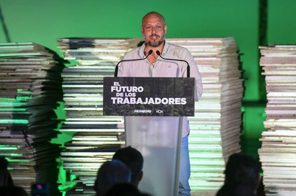 LEGANÉS (MADRID), 16/07/2023.- El candidato de Vox a la Presidencia del Gobierno, Santiago Abascal, se reúne con los representantes del sindicato Solidaridad, en un acto en el que interviene también el secretario general del sindicato, Rodrigo Alonso (en la imagen), y la candidata por Almería Rocío de Meer.- EFE/ Victor Lerena