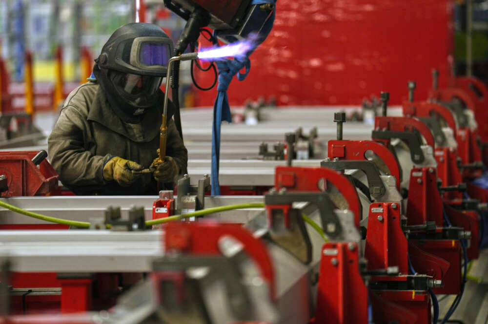 Un trabajador en una factoría ubicada en Cataluña. EFE/Alejandro García