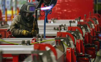 Un trabajador en una factoría ubicada en Cataluña. EFE/Alejandro García