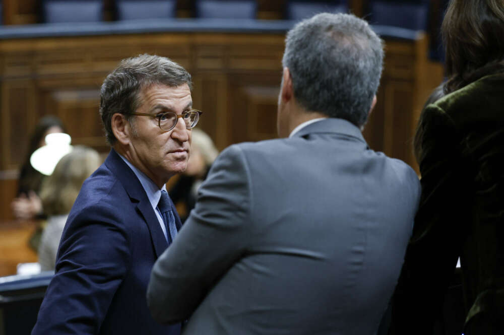 MADRID, 29/11/2023.- El líder del Partido Popular Alberto Núñez-Feijóo antes del comienzo de la solemne apertura de la XV Legislatura, en una sesión conjunta de las Cortes Generales que se celebra en el Congreso y donde el rey pronunciará un discurso ante el nuevo Gobierno de Pedro Sánchez y los diputados y senadores elegidos el pasado 23 de julio. EFE/ Chema Moya