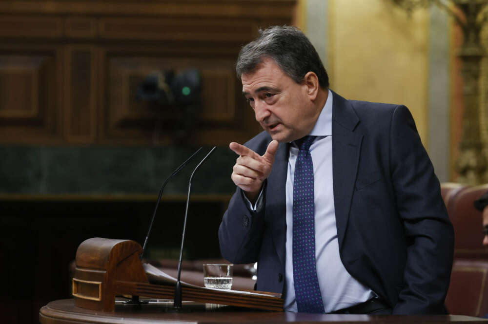 -FOTODELDIA- MADRID, 16/11/2023.- El portavoz del PNV Aitor Esteban interviene durante la segunda jornada de la investidura del secretario general del PSOE Pedro Sánchez celebrada en el Congreso de los Diputados en Madrid, este jueves. El Congreso vota un tercer mandato de Sánchez quien, previsiblemente, logrará ser reelegido presidente del Gobierno tras superar la investidura con el apoyo de 179 diputados tras pactar diferentes acuerdos con sus socios parlamentarios y una ley de amnistía para los encausados del 'procès'. EFE/ Javier Lizón