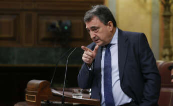 -FOTODELDIA- MADRID, 16/11/2023.- El portavoz del PNV Aitor Esteban interviene durante la segunda jornada de la investidura del secretario general del PSOE Pedro Sánchez celebrada en el Congreso de los Diputados en Madrid, este jueves. El Congreso vota un tercer mandato de Sánchez quien, previsiblemente, logrará ser reelegido presidente del Gobierno tras superar la investidura con el apoyo de 179 diputados tras pactar diferentes acuerdos con sus socios parlamentarios y una ley de amnistía para los encausados del 'procès'. EFE/ Javier Lizón