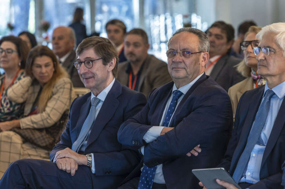 TOLEDO, 21/11/2023.- El presidente de Caixabank, José Ignacio Goirigolzarri (i), acompañada por el consejero de Hacienda, Administraciones Públicas y Transformación Digital, Juan Alfonso Ruiz Molina (d), a la celebración del X Foro de Economía de Castilla-La Mancha. EFE/Ángeles Visdómine