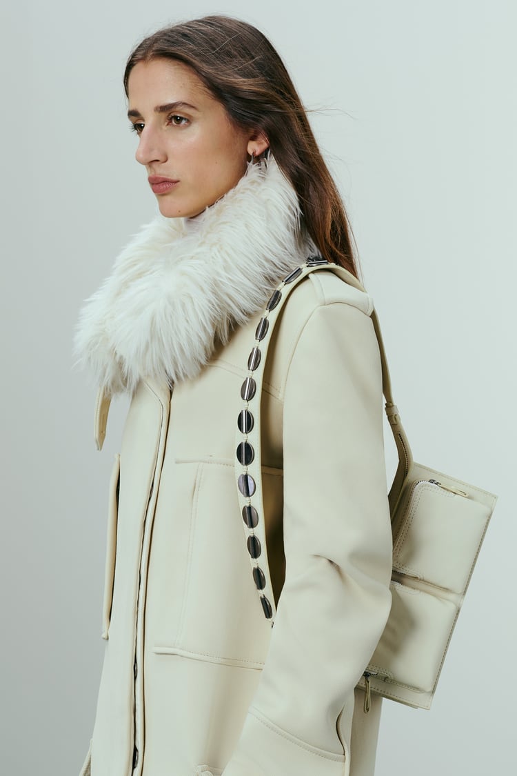 El abrigo con solapa de pelo disponible en Zara.
