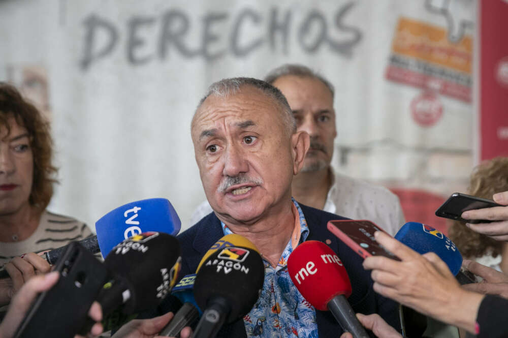 ZARAGOZA, 16/10/2023.- El secretario general de UGT, Pepe Álvarez (c), hace declaraciones antes de participar en una asamblea de delegados del sindicato para analizar el actual contexto económico, social y laboral, este lunes en Zaragoza. EFE/Javier Cebollada