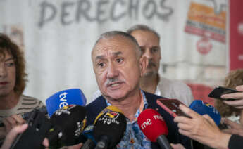 ZARAGOZA, 16/10/2023.- El secretario general de UGT, Pepe Álvarez (c), hace declaraciones antes de participar en una asamblea de delegados del sindicato para analizar el actual contexto económico, social y laboral, este lunes en Zaragoza. EFE/Javier Cebollada