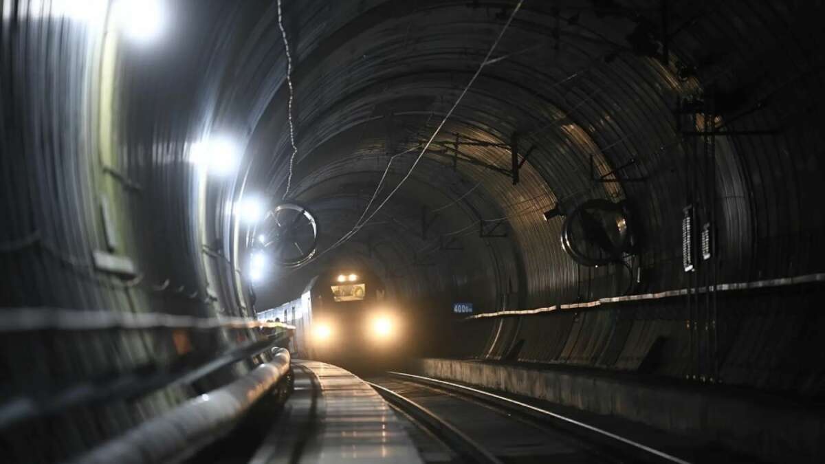 AVE en un túnel. ADIF. Ferrovial. FCC.
