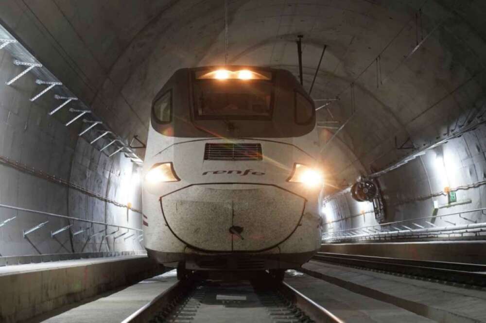 AVE en un túnel. ADIF Variante de Pajares