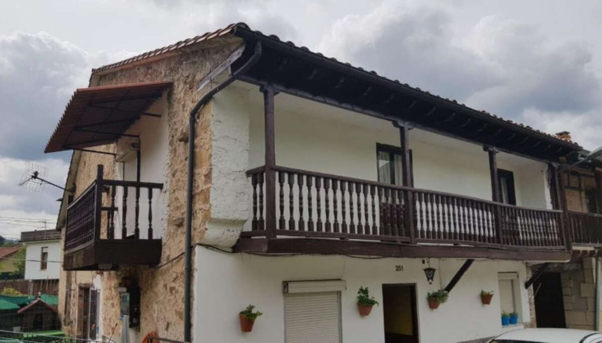 La vivienda a la venta en Cieza es una casa montañesa. Foto: Idealista.