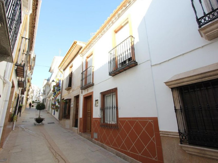 El chalet emplazado en la localidad de Alameda se vende por 73.000 euros. Foto: Idealista. 