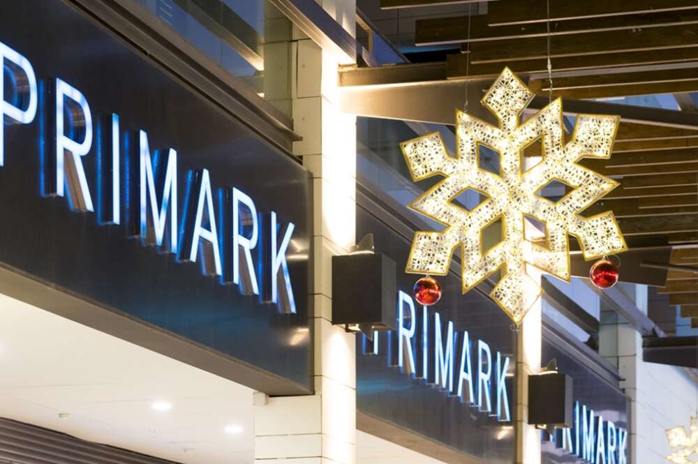 El exterior de una tienda de Primark con decoración navideña