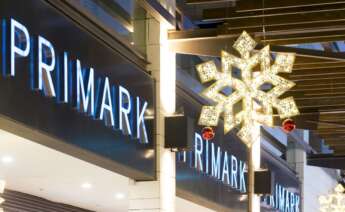 El exterior de una tienda de Primark con decoración navideña