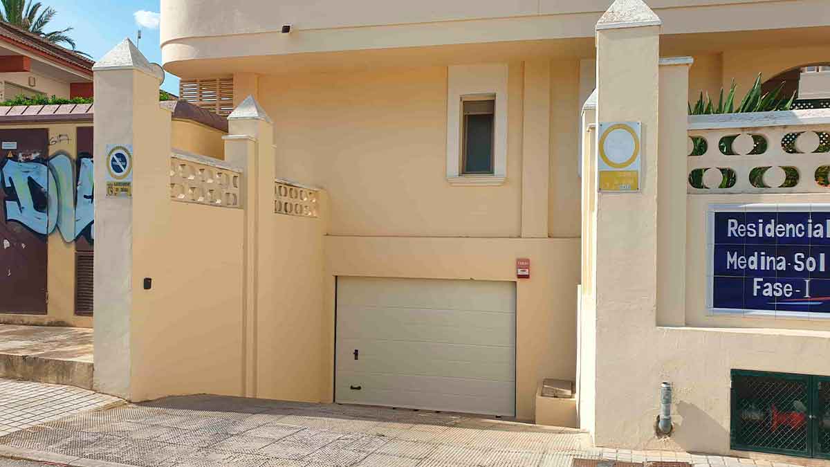 Plaza de garaje en la planta sótano situado en la Urbanización Medina Sol, en la localidad de El Palmar en Alicante. Foto: Diglo