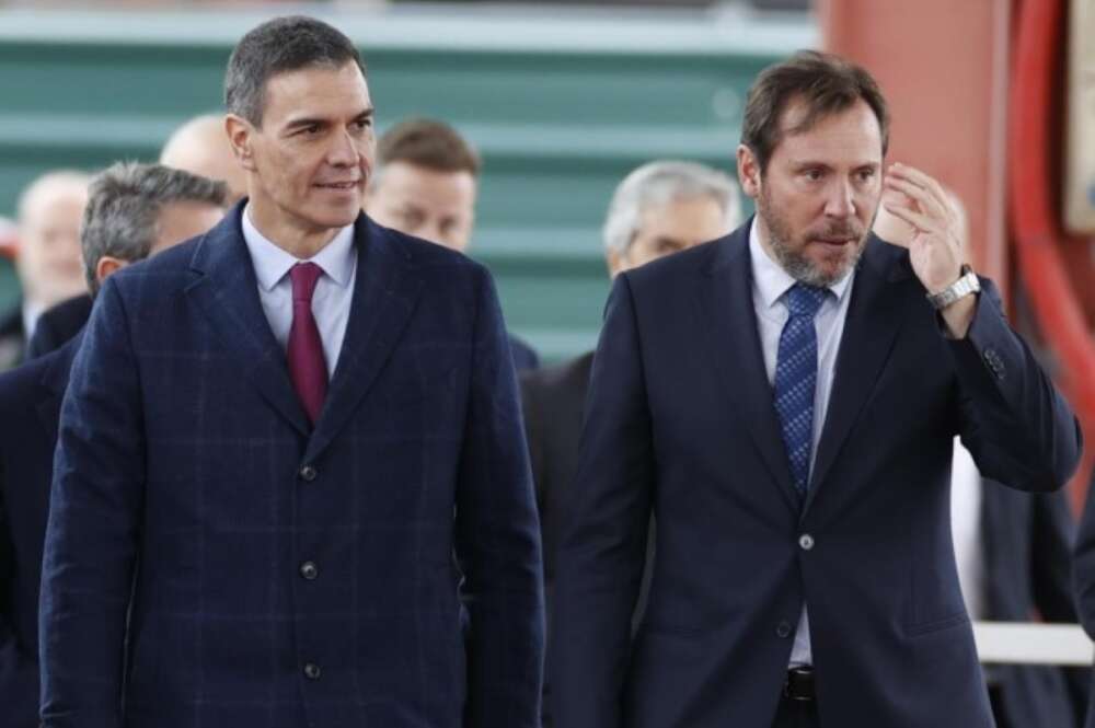 Pedro Sánchez, presidente del Gobierno, y Óscar Puente, ministro de Transporte, en la inauguración de la Variante de Pajares. EFE