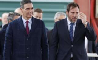 Pedro Sánchez, presidente del Gobierno, y Óscar Puente, ministro de Transporte, en la inauguración de la Variante de Pajares. EFE